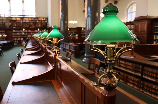 Grønne lamper i Det Kgl. Biblioteks gamle læsesal i København